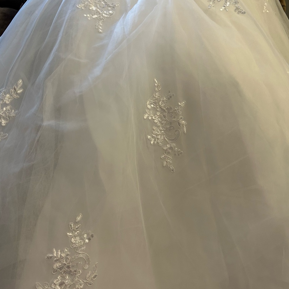 WEDDING DRESS BEAUTIFUL DETAILED LONG TRAIN SIZE 12 BRAND NEW CHANGE MY MIND